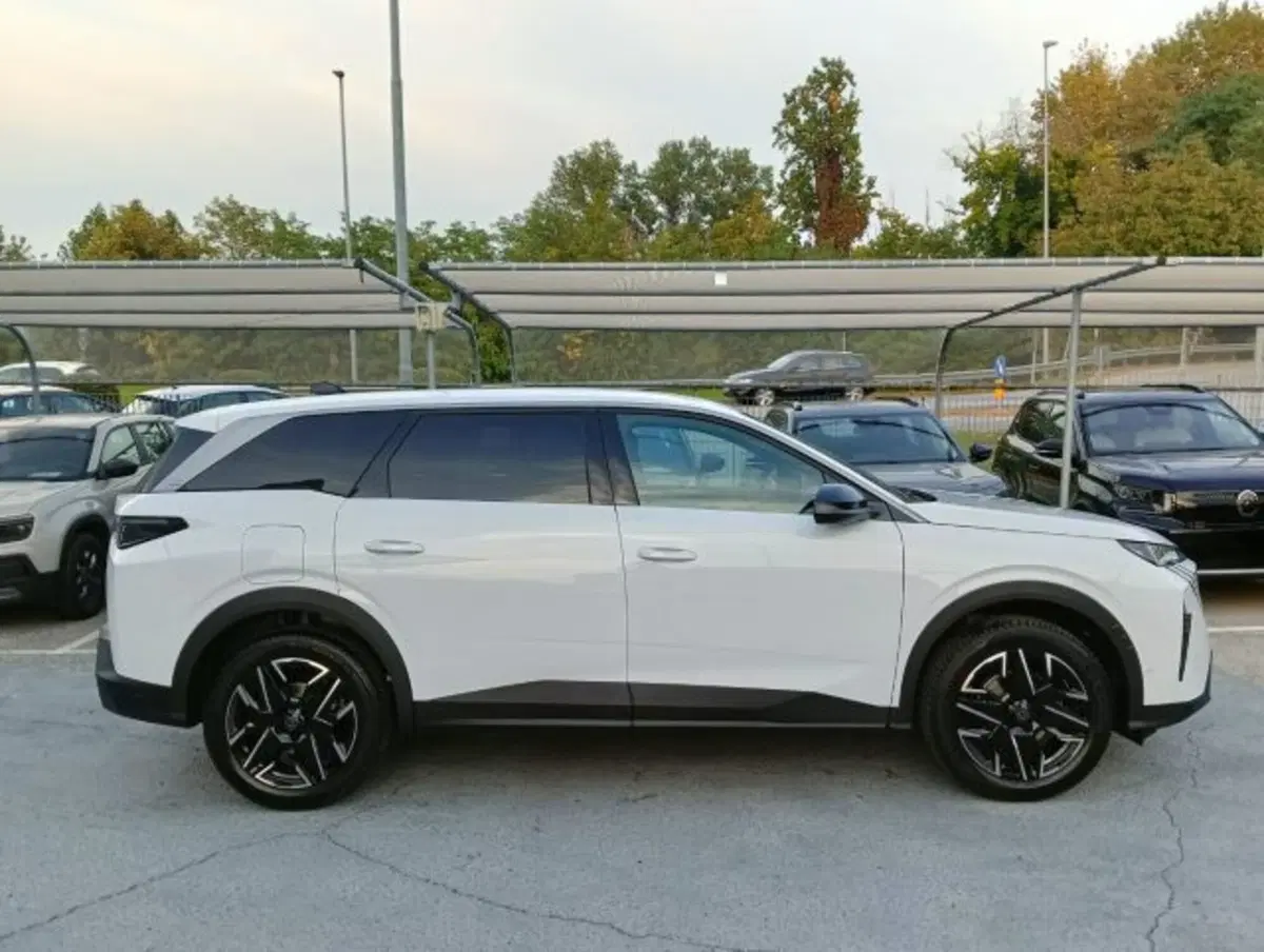 Peugeot 5008 nuova a Brescia (4)