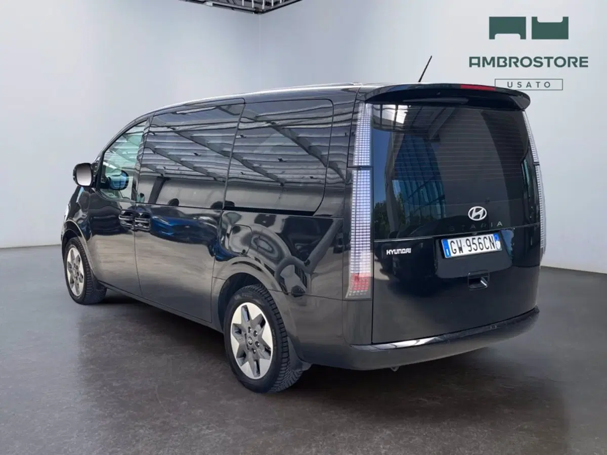 Hyundai Staria usata a Milano (3)