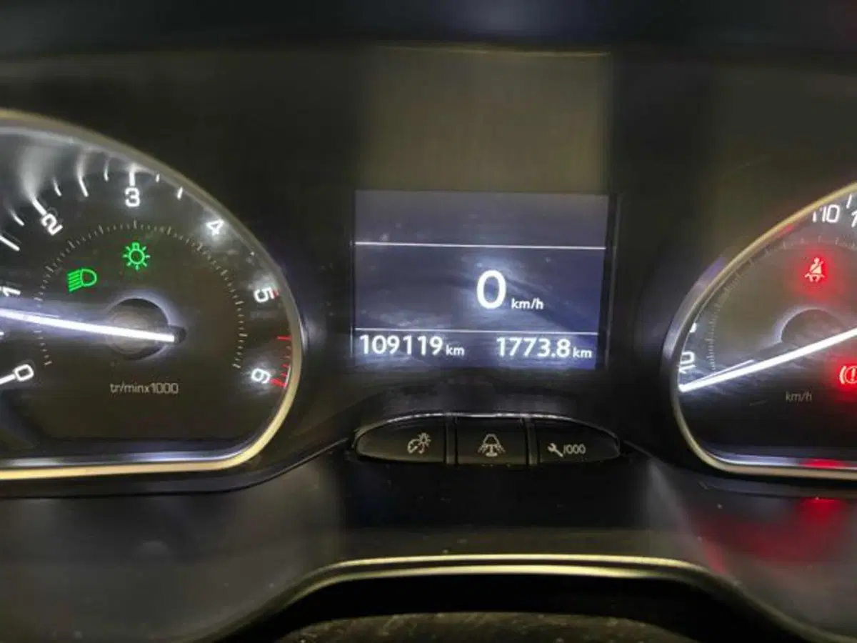 Peugeot 208 usata a Caserta (7)