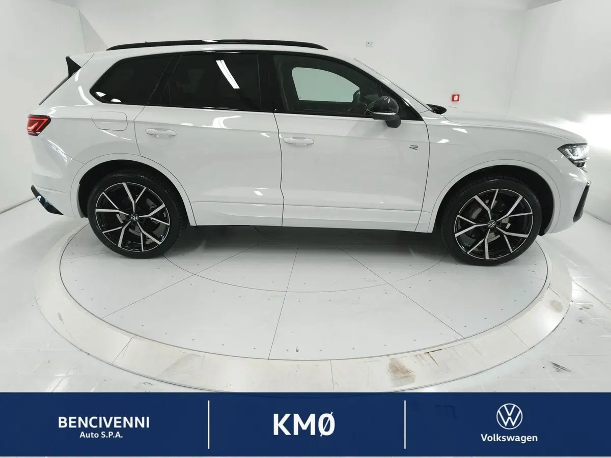 Volkswagen Touareg nuova a Catanzaro (6)