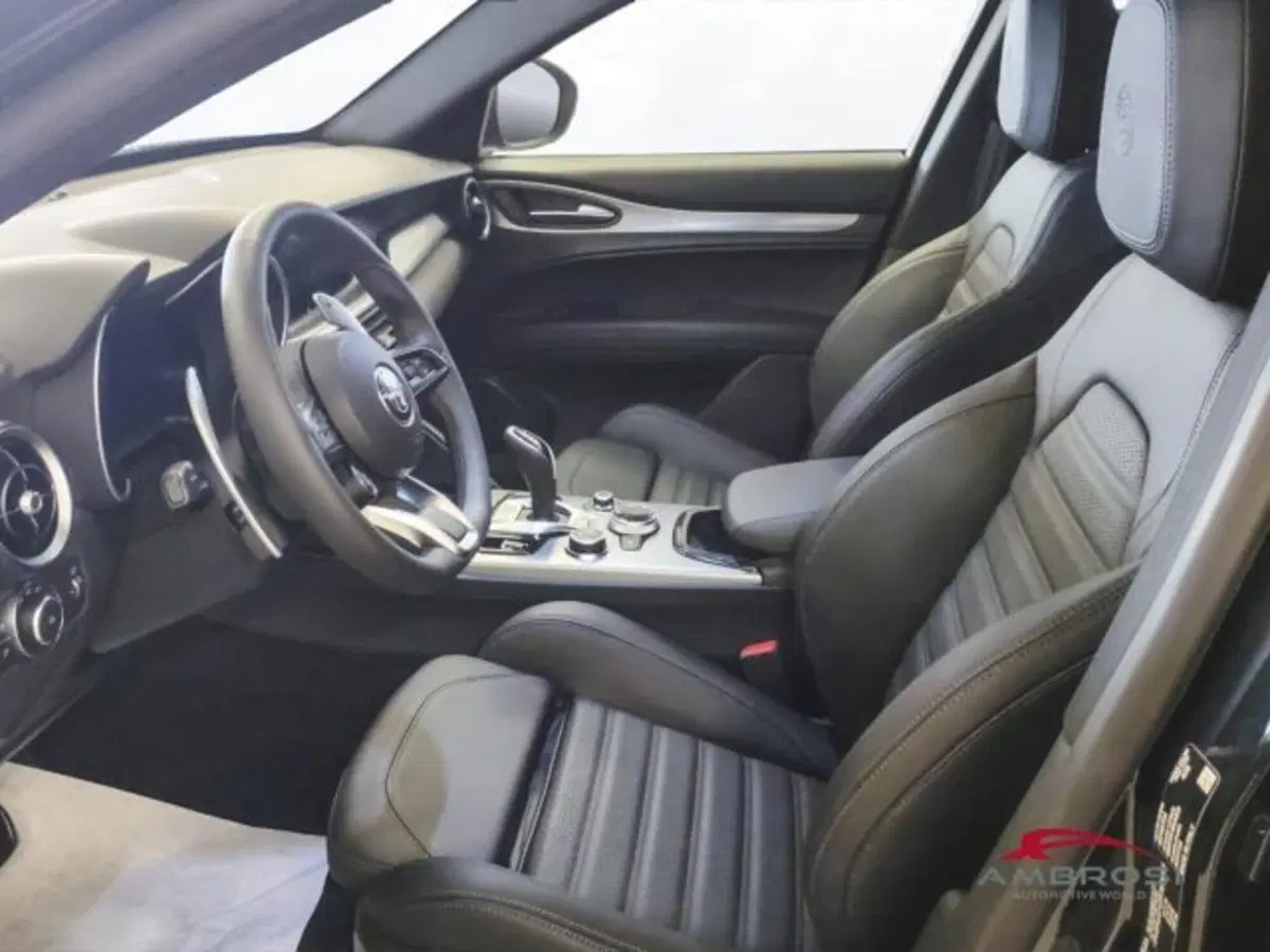 Alfa Romeo Stelvio nuova a Perugia (10)
