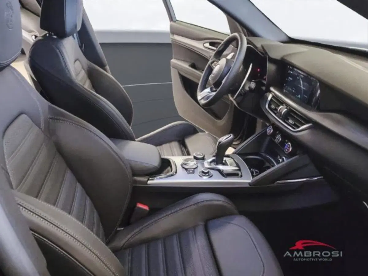 Alfa Romeo Stelvio nuova a Perugia (12)