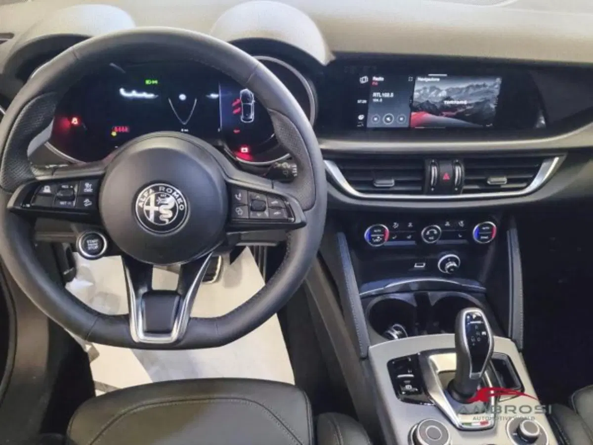 Alfa Romeo Stelvio nuova a Perugia (15)