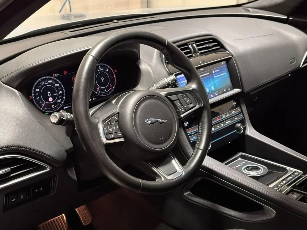 Jaguar F-Pace usata a Varese (10)