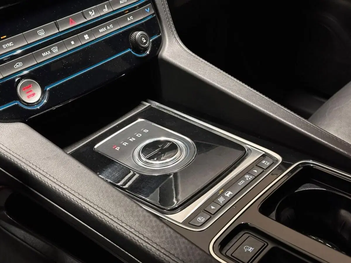 Jaguar F-Pace usata a Varese (12)