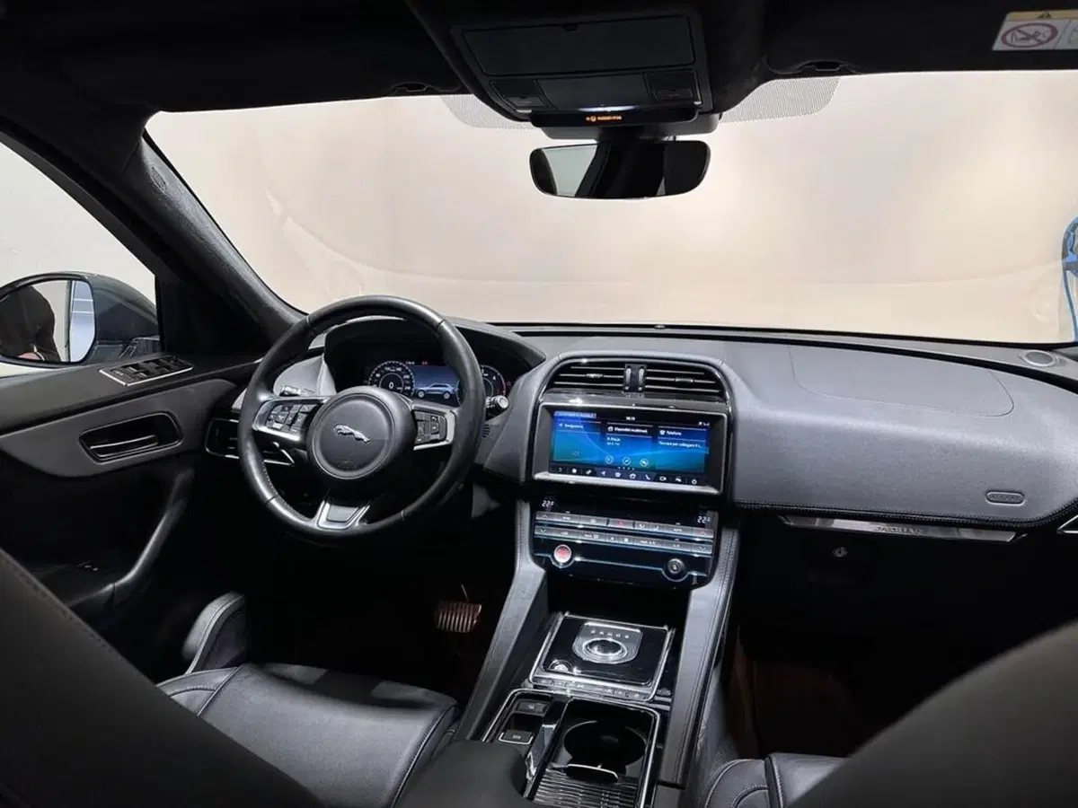 Jaguar F-Pace usata a Varese (9)