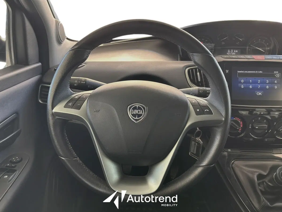 Lancia Ypsilon usata a Bari (10)