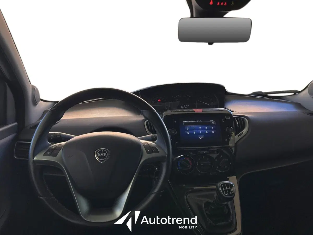 Lancia Ypsilon usata a Bari (9)