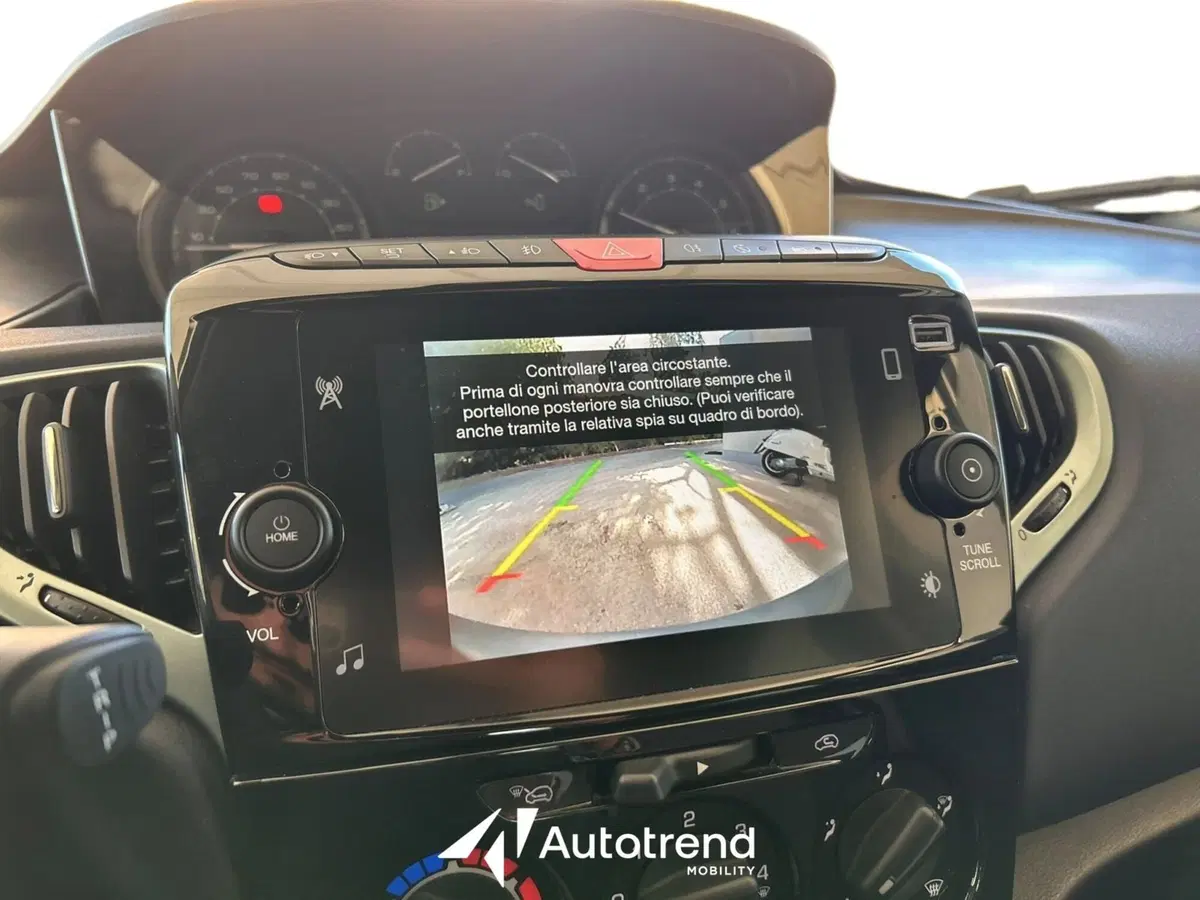 Lancia Ypsilon usata a Bari (13)