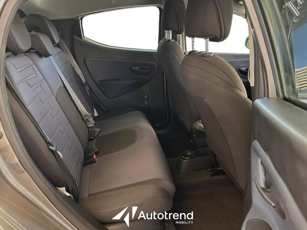 Lancia Ypsilon usata a Bari (14)