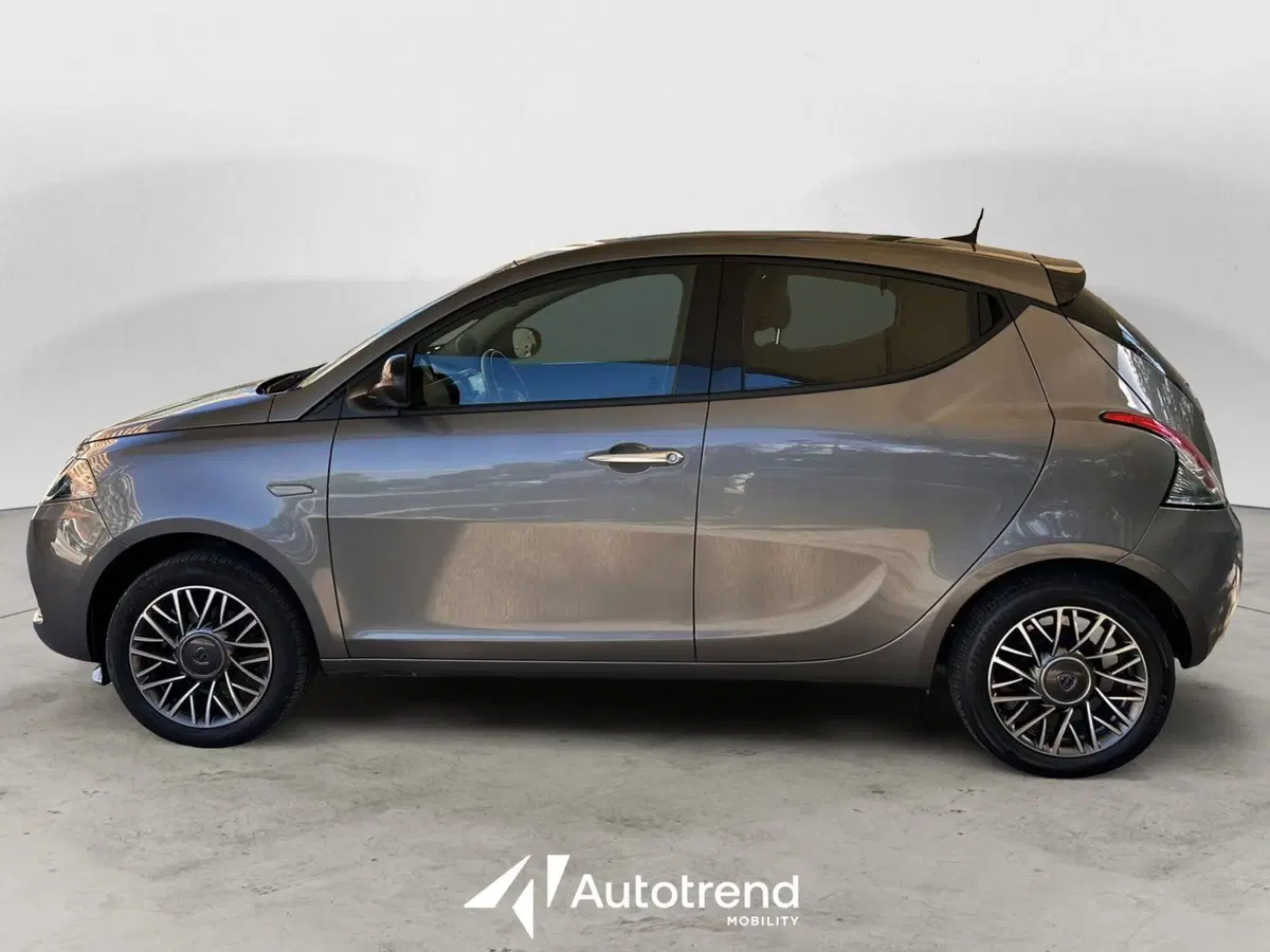 Lancia Ypsilon usata a Bari (5)