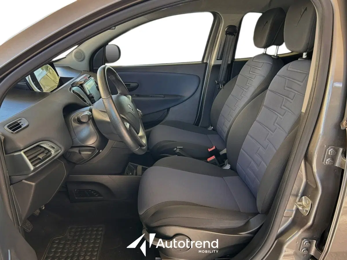 Lancia Ypsilon usata a Bari (6)