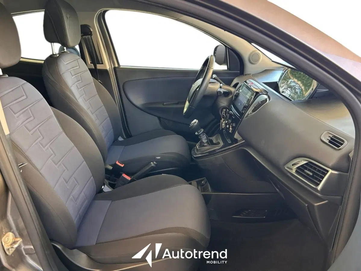 Lancia Ypsilon usata a Bari (7)
