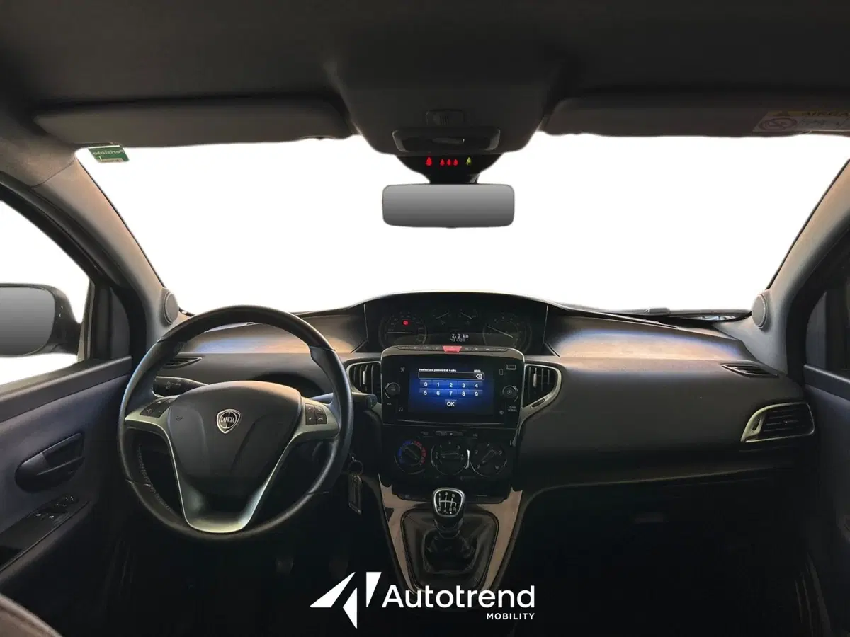 Lancia Ypsilon usata a Bari (8)