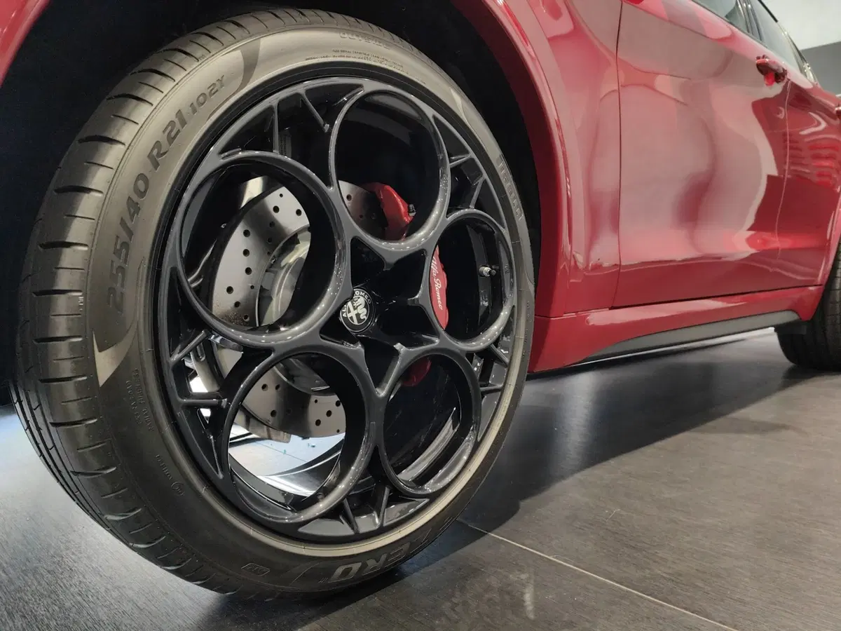 Alfa Romeo Stelvio nuova a Como (8)