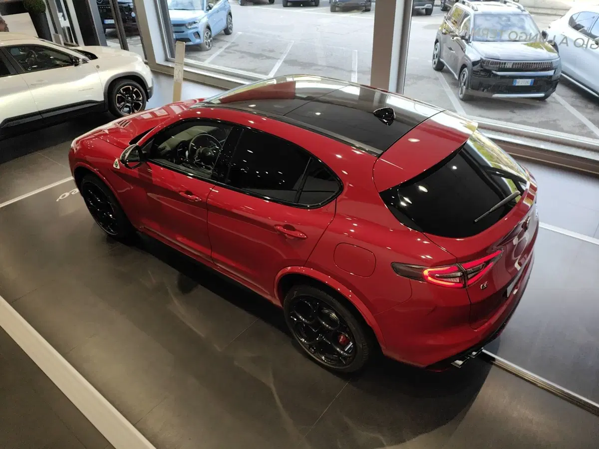 Alfa Romeo Stelvio nuova a Como (9)
