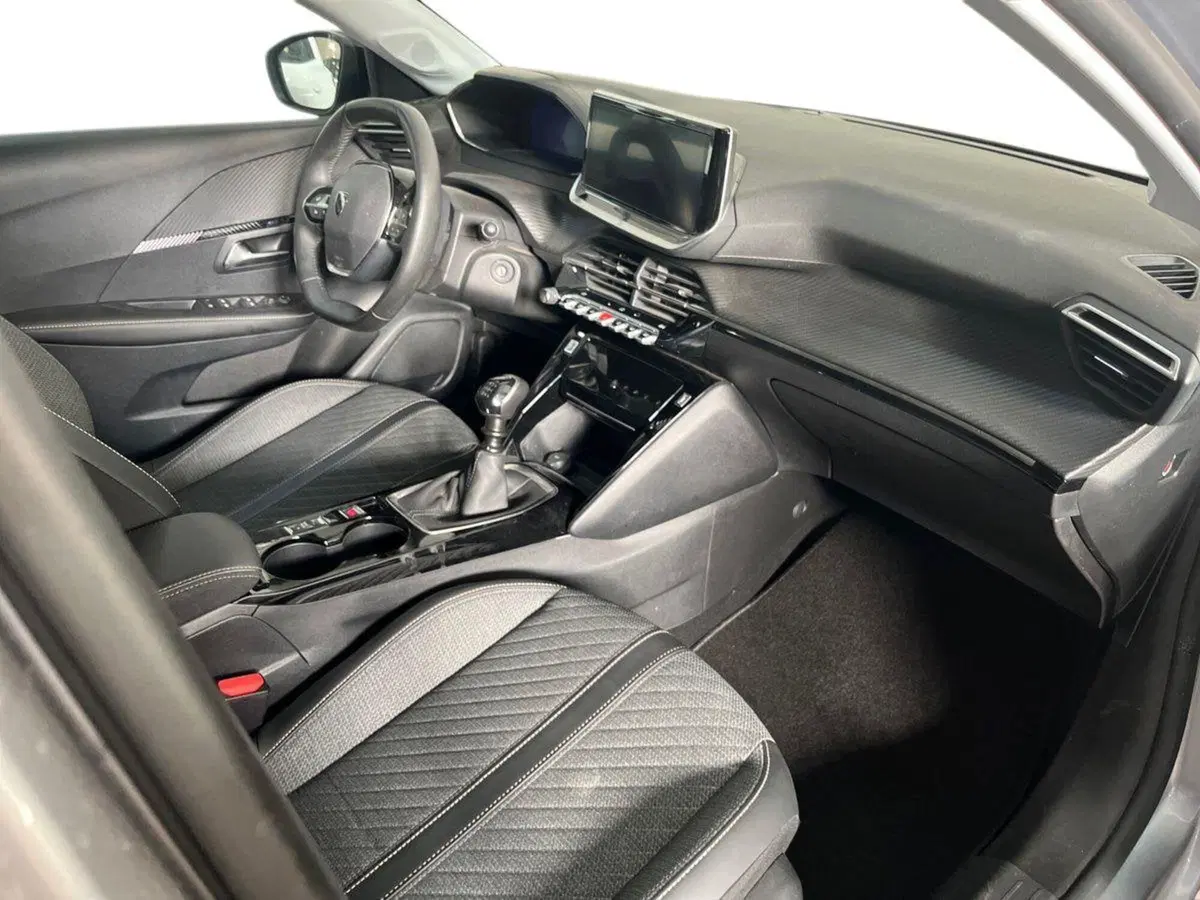 Peugeot 208 usata a Bari (9)