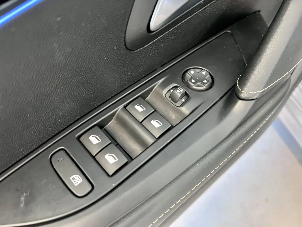 Peugeot 208 usata a Bari (13)