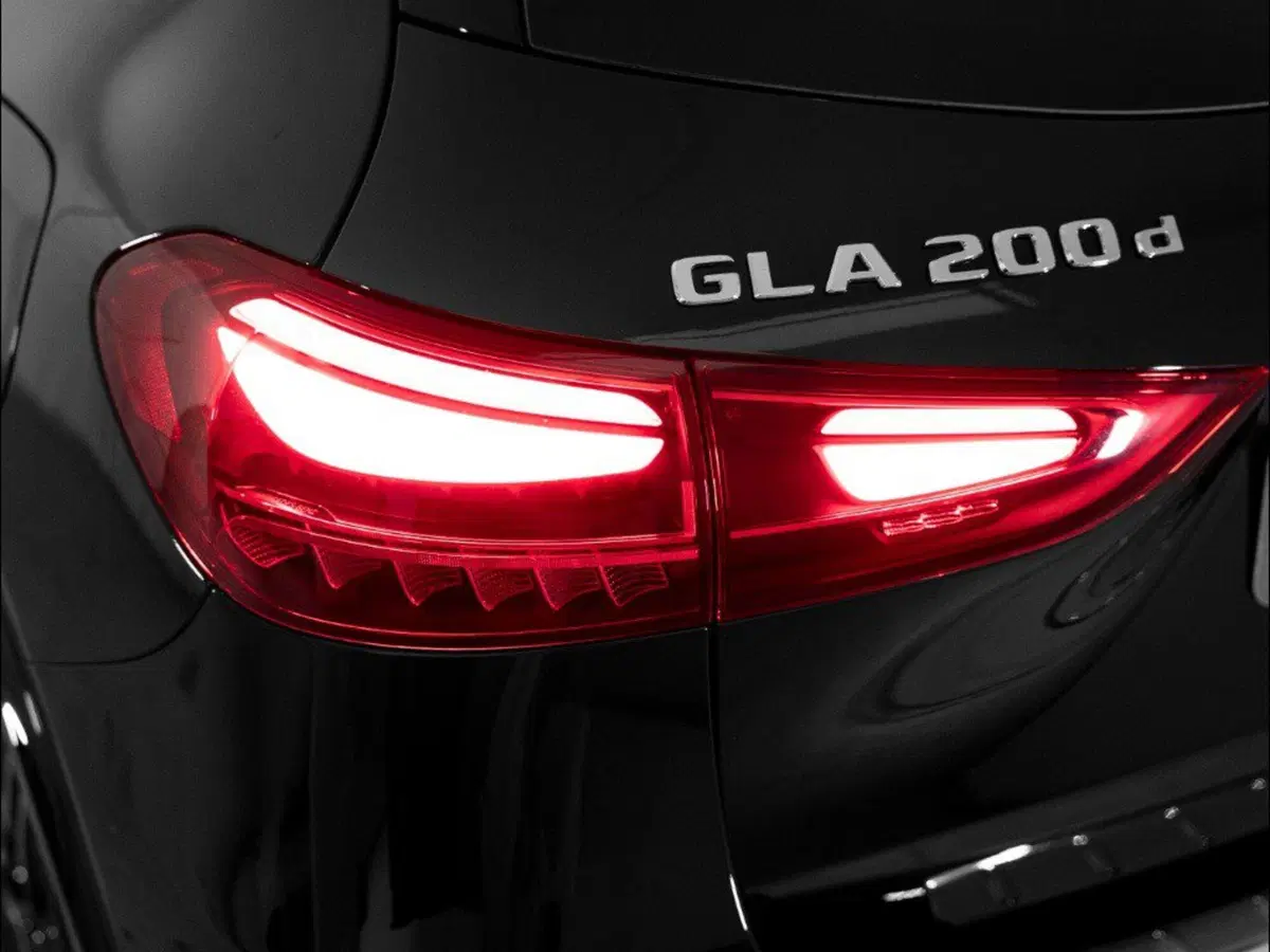 Mercedes-Benz GLA SUV nuova a Macerata (8)