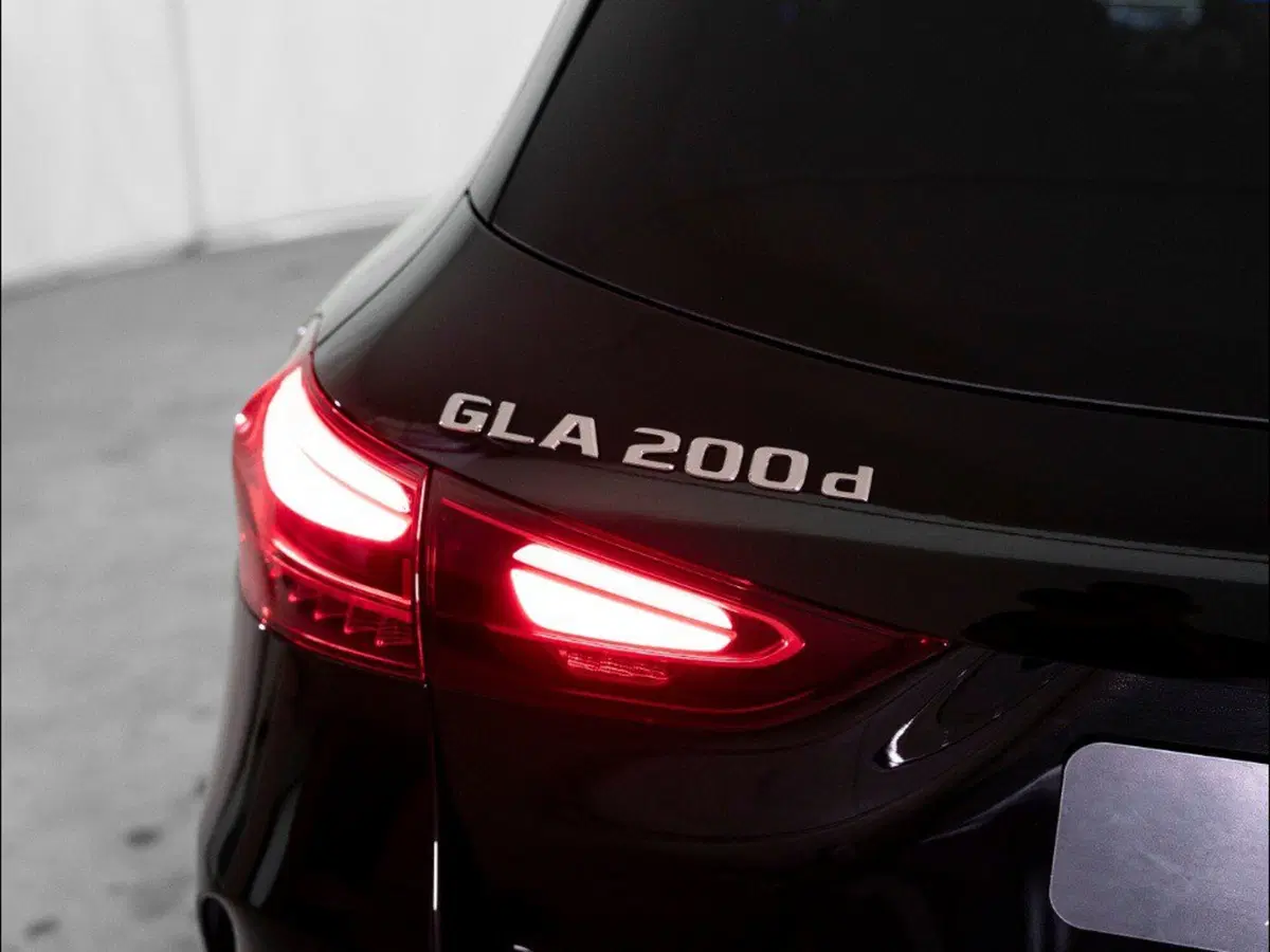 Mercedes-Benz GLA SUV nuova a Macerata (9)