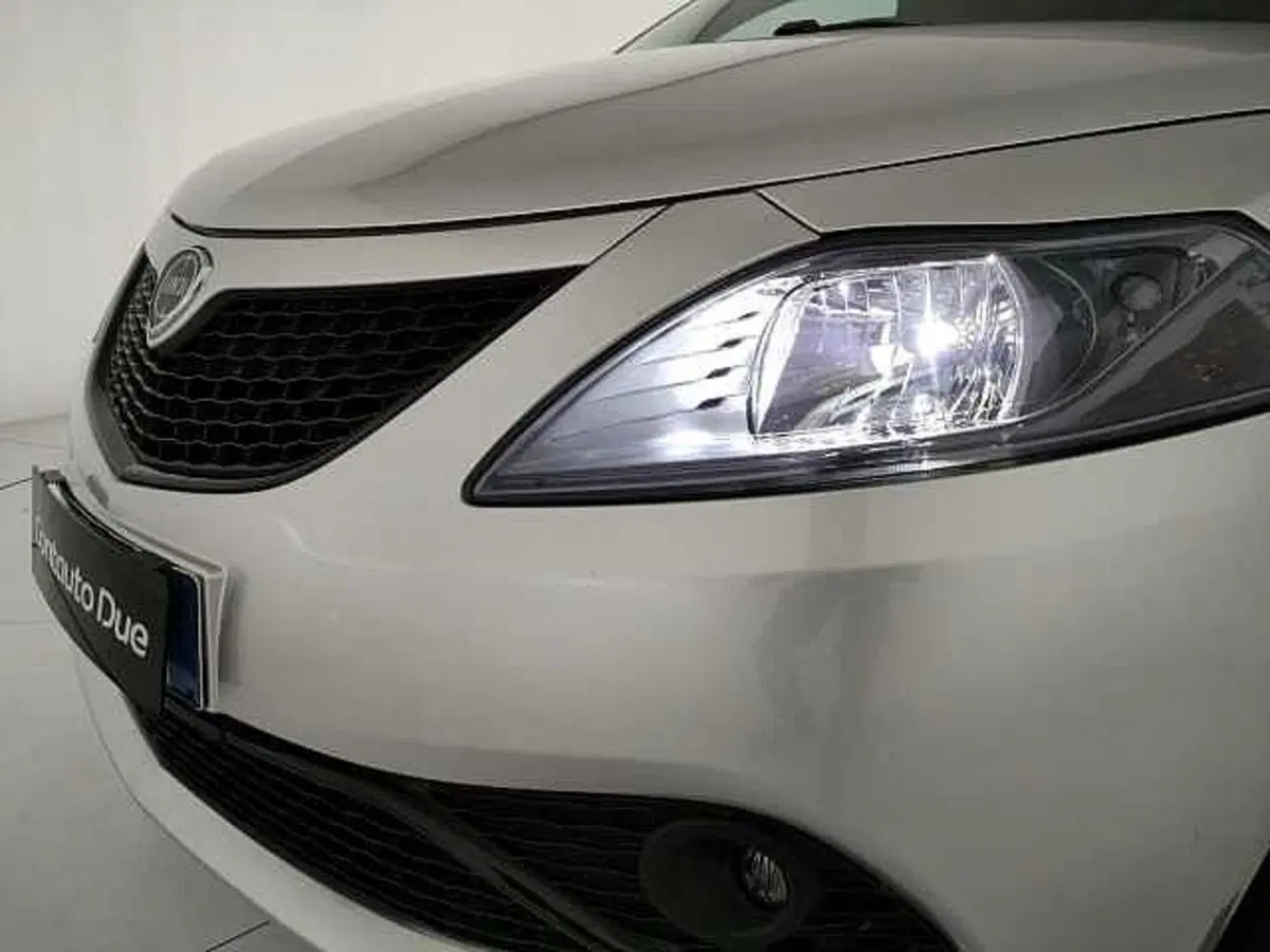 Lancia Ypsilon usata a Caserta (10)