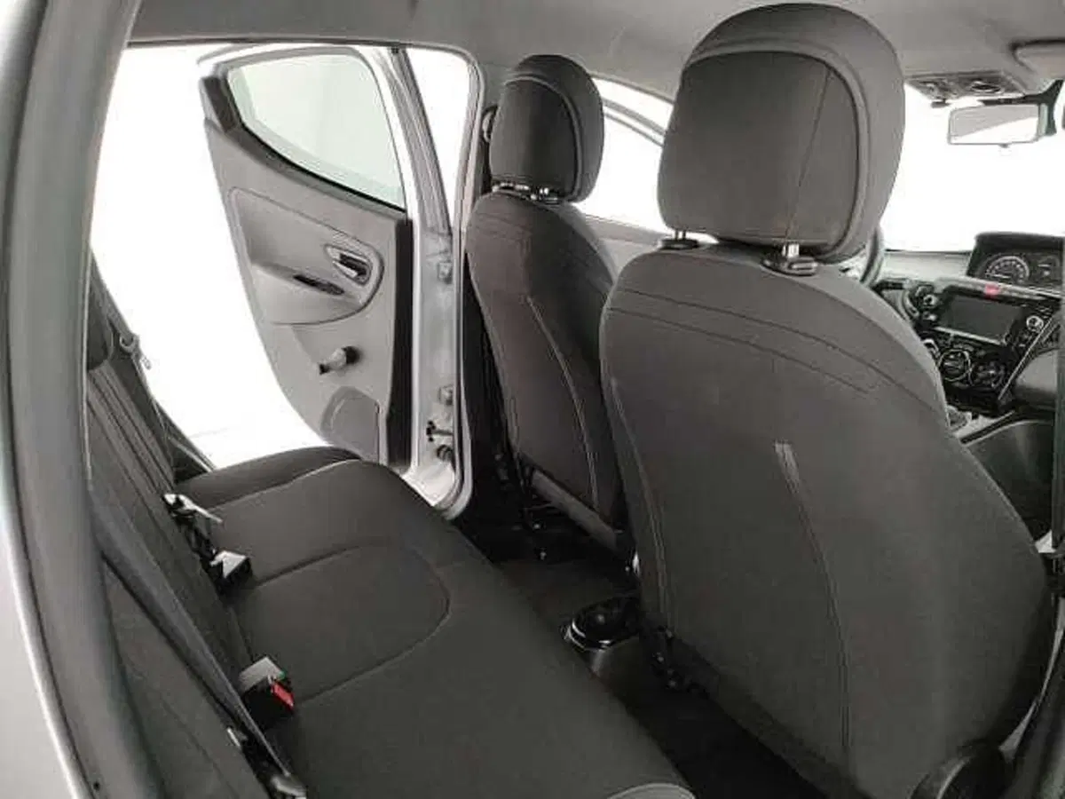 Lancia Ypsilon usata a Caserta (15)