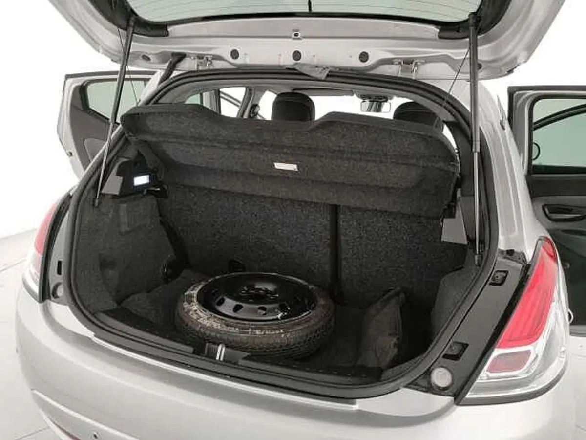 Lancia Ypsilon usata a Caserta (17)