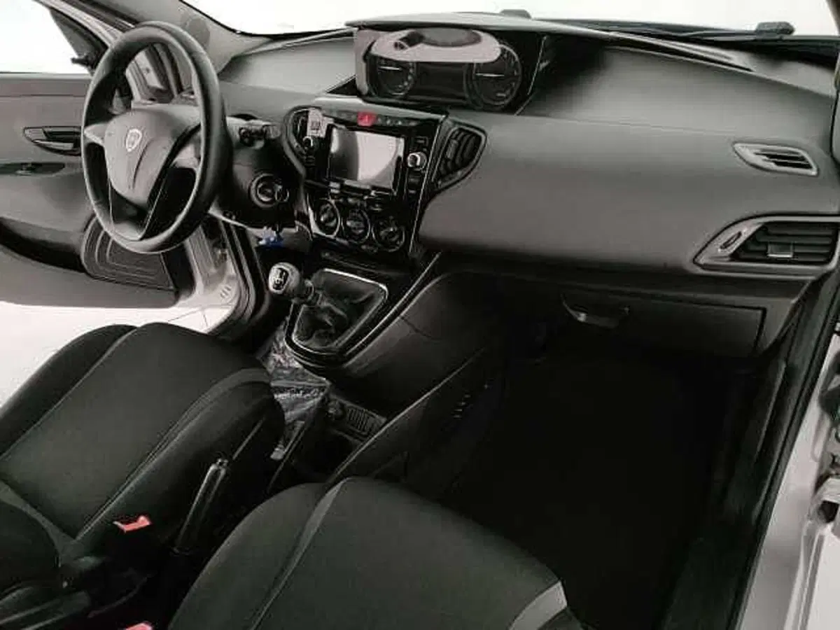 Lancia Ypsilon usata a Caserta (18)
