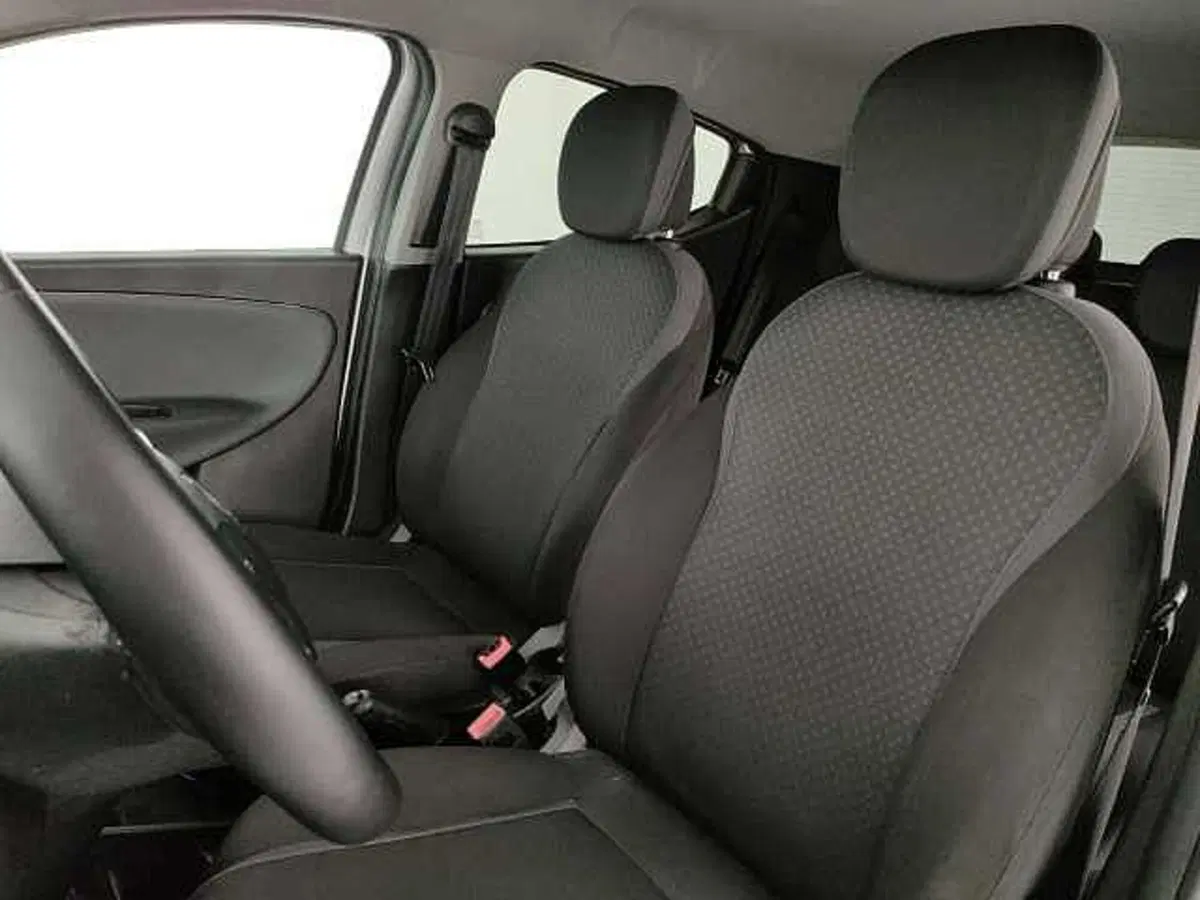 Lancia Ypsilon usata a Caserta (19)