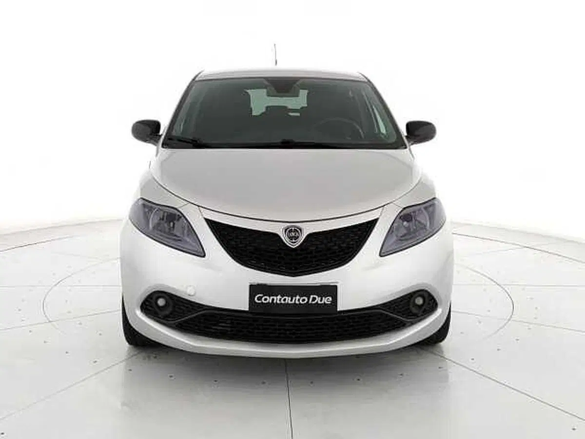 Lancia Ypsilon usata a Caserta (2)