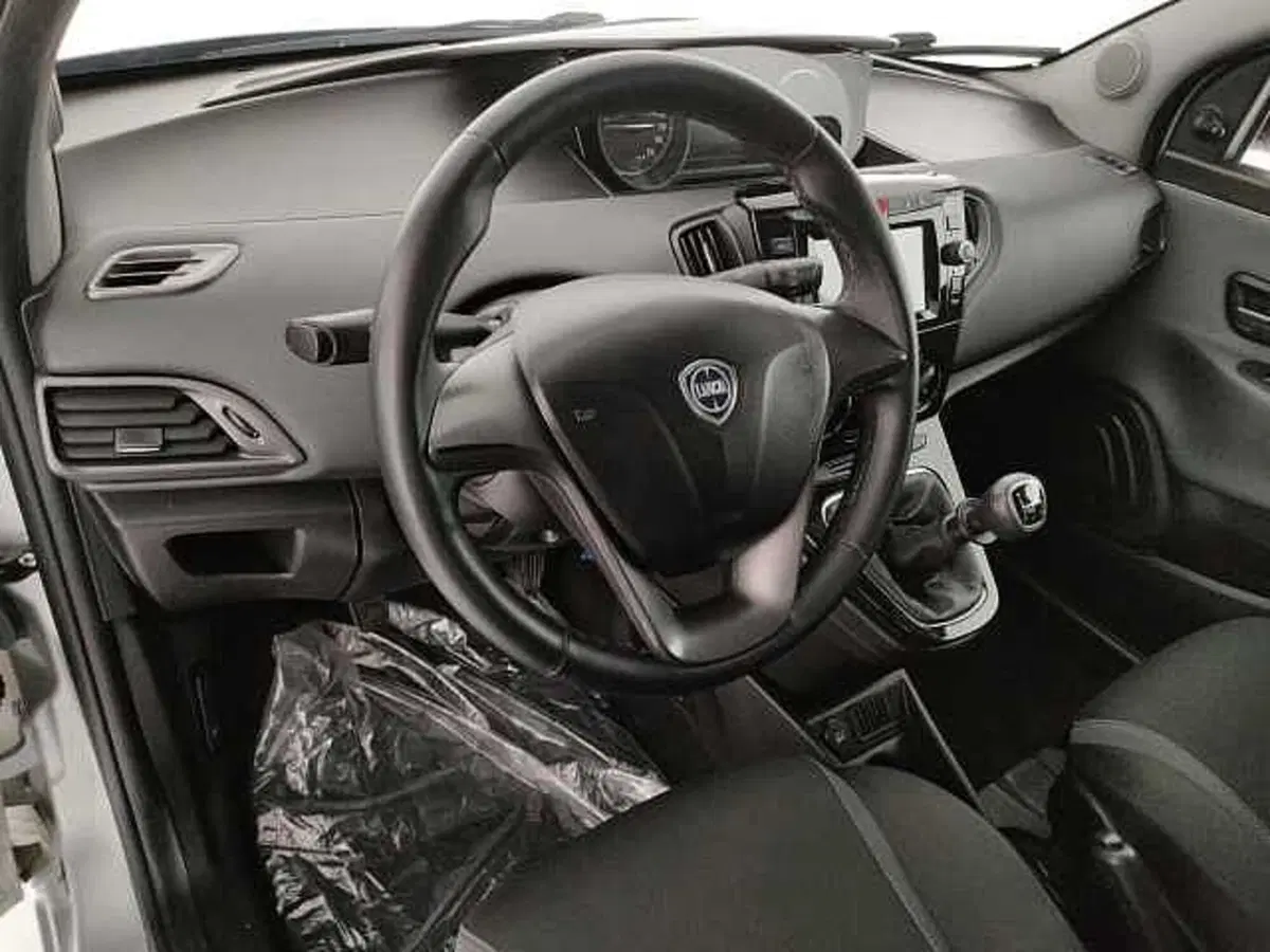 Lancia Ypsilon usata a Caserta (20)
