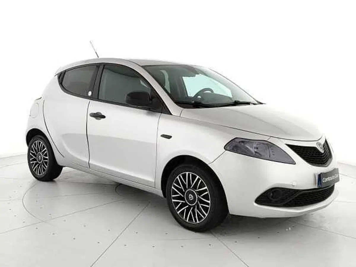 Lancia Ypsilon usata a Caserta (3)