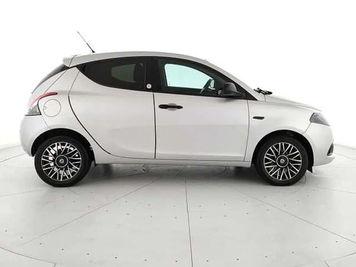 Lancia Ypsilon usata a Caserta (4)