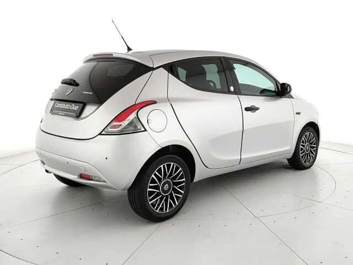 Lancia Ypsilon usata a Caserta (5)