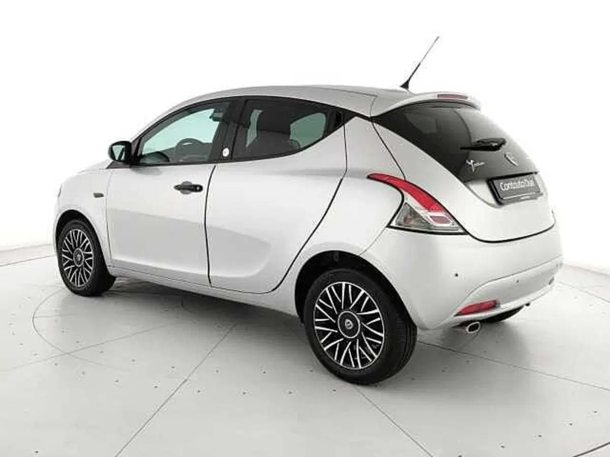Lancia Ypsilon usata a Caserta (7)