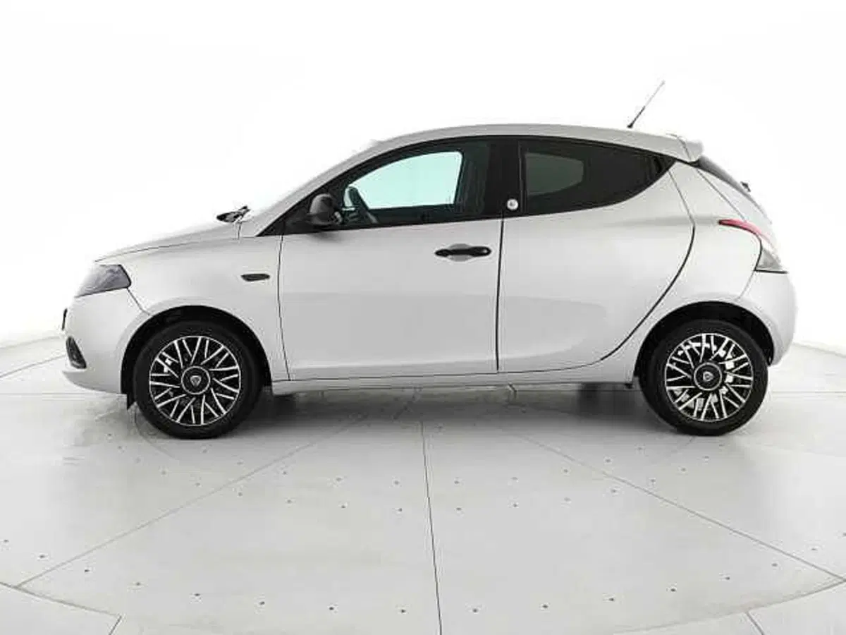 Lancia Ypsilon usata a Caserta (8)