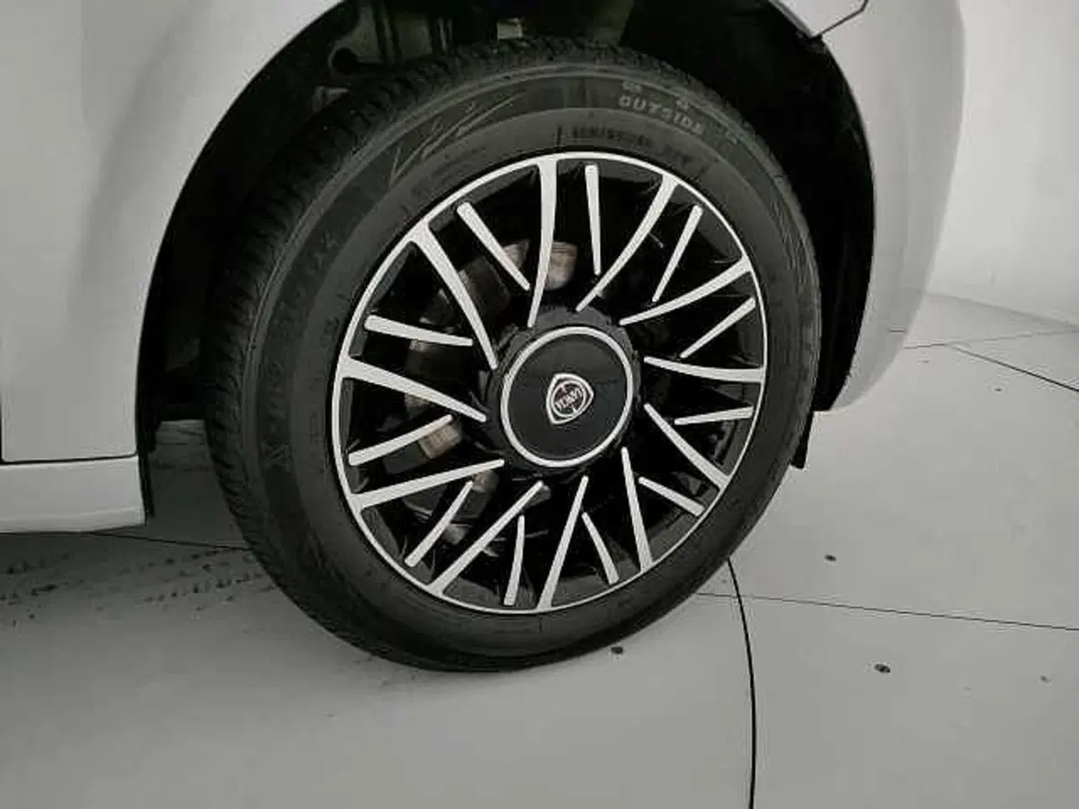 Lancia Ypsilon usata a Caserta (9)