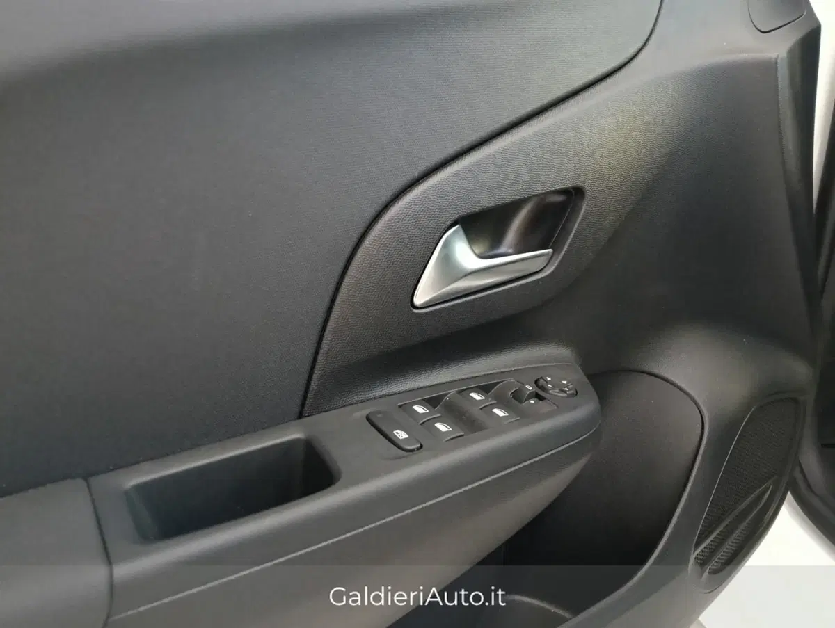 Opel Corsa nuova a Salerno (10)