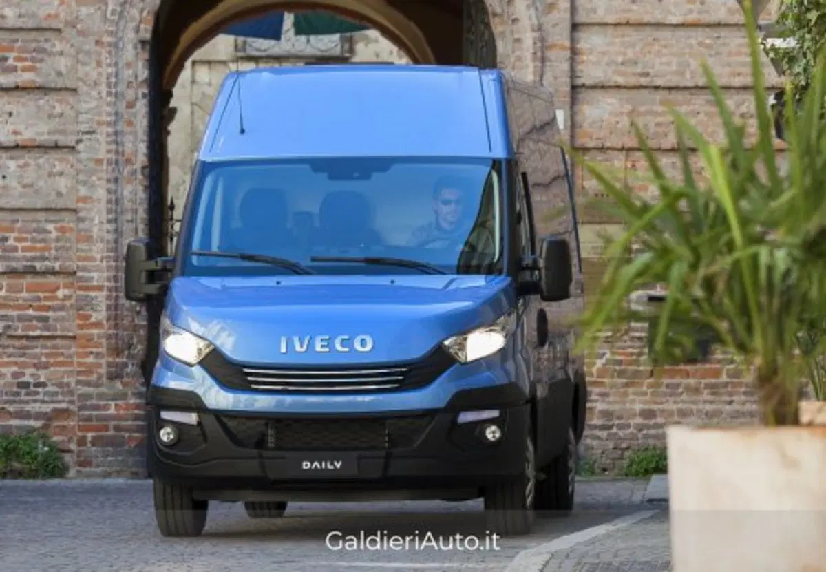 Iveco Daily Furgone usata a Salerno (10)