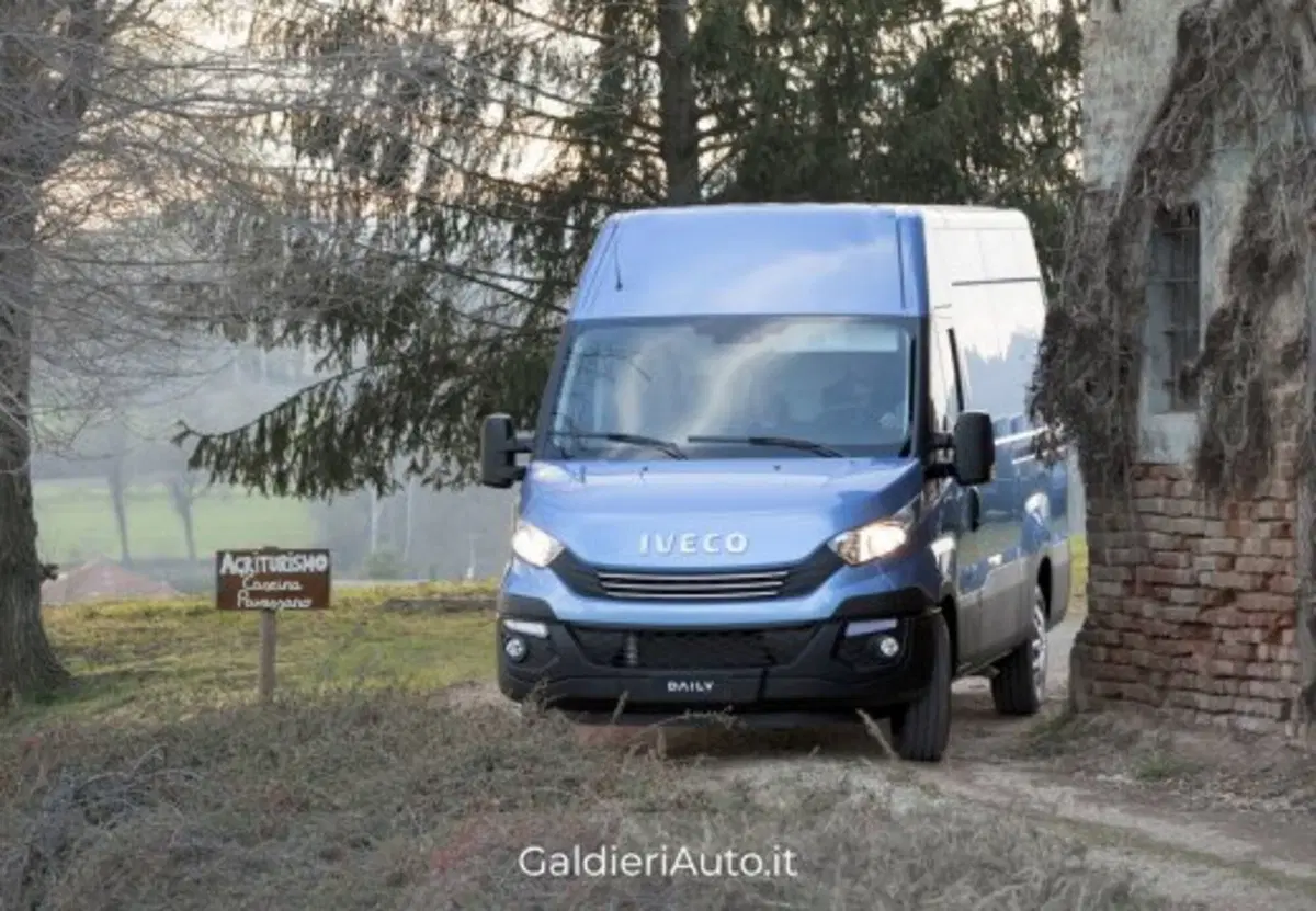 Iveco Daily Furgone usata a Salerno (9)