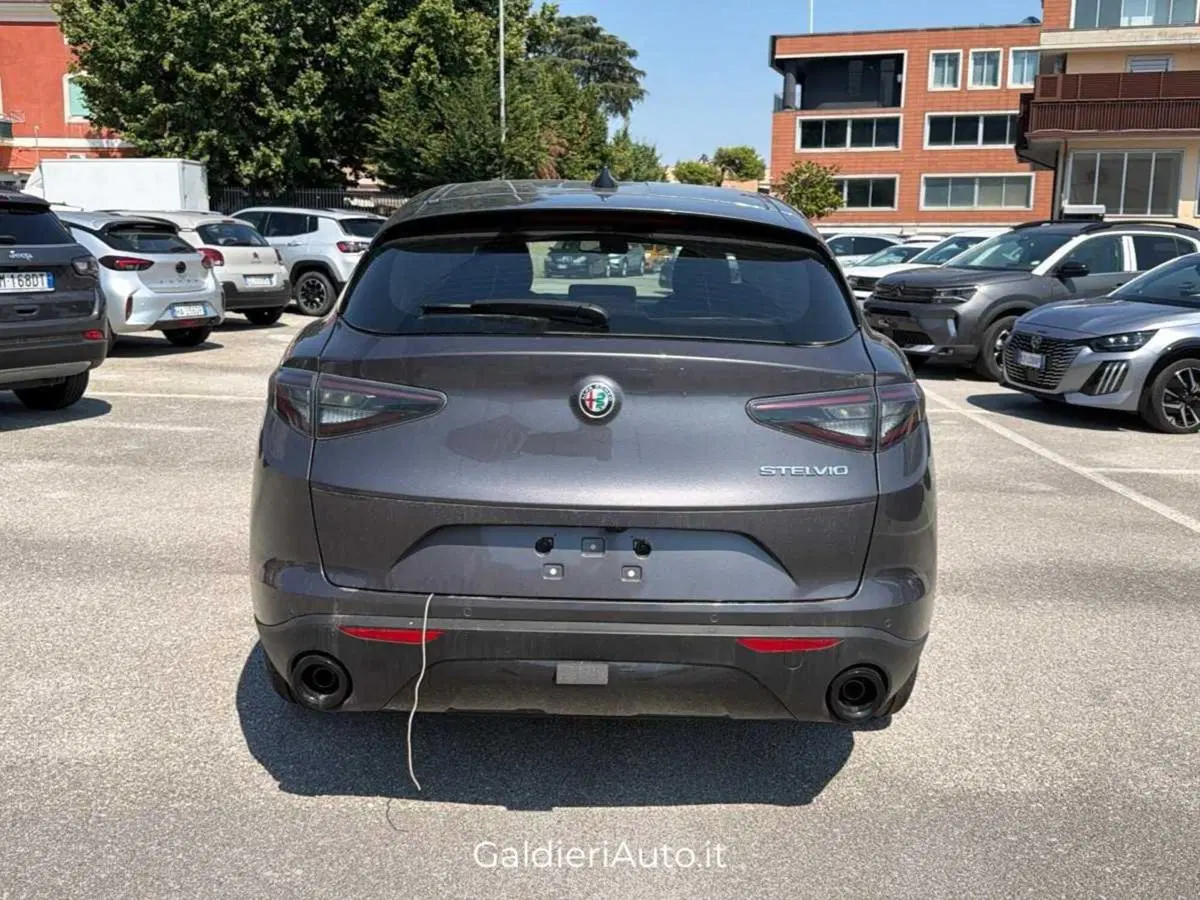 Alfa Romeo Stelvio nuova a Salerno (10)