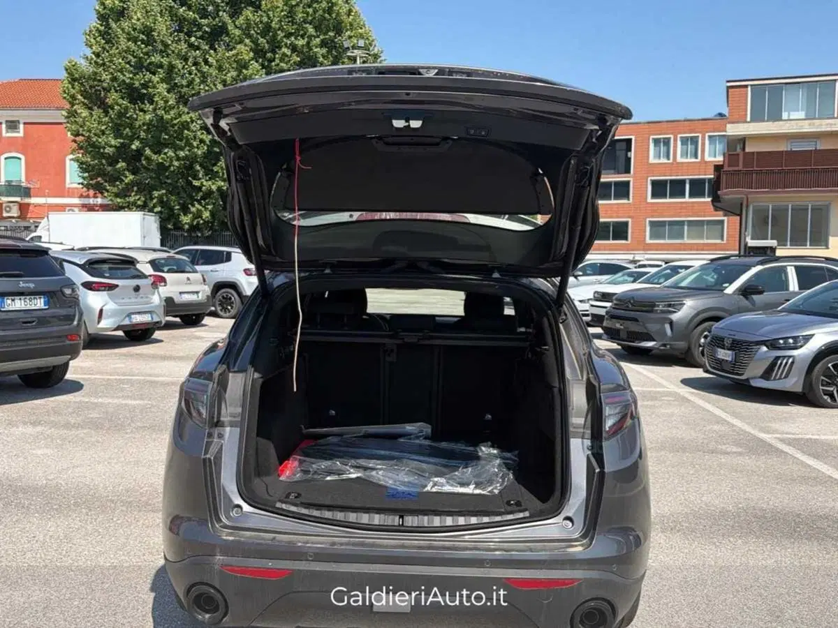 Alfa Romeo Stelvio nuova a Salerno (11)