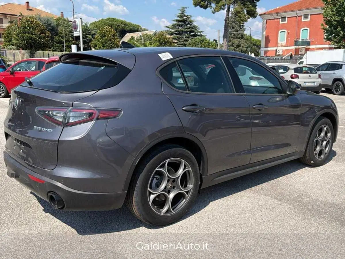 Alfa Romeo Stelvio nuova a Salerno (15)