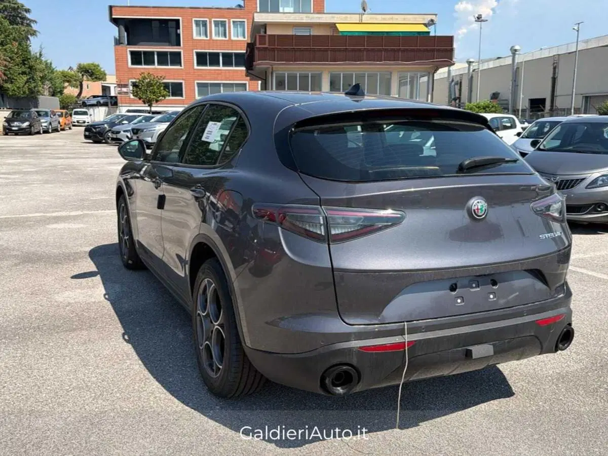 Alfa Romeo Stelvio nuova a Salerno (3)