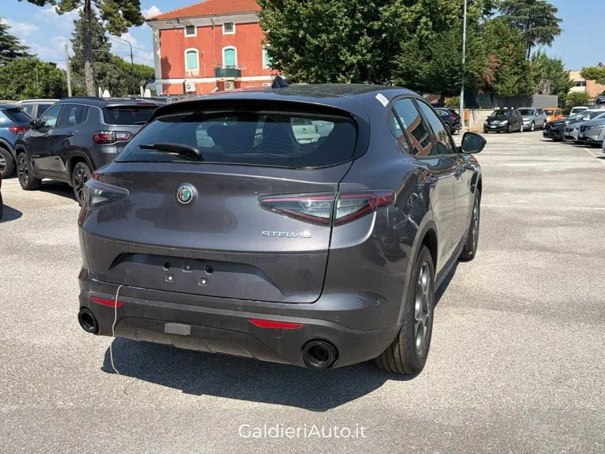Alfa Romeo Stelvio nuova a Salerno (4)