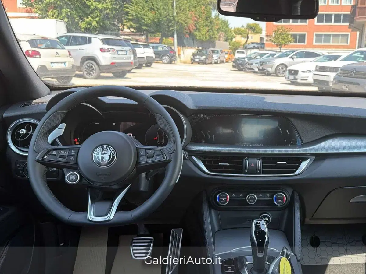 Alfa Romeo Stelvio nuova a Salerno (5)
