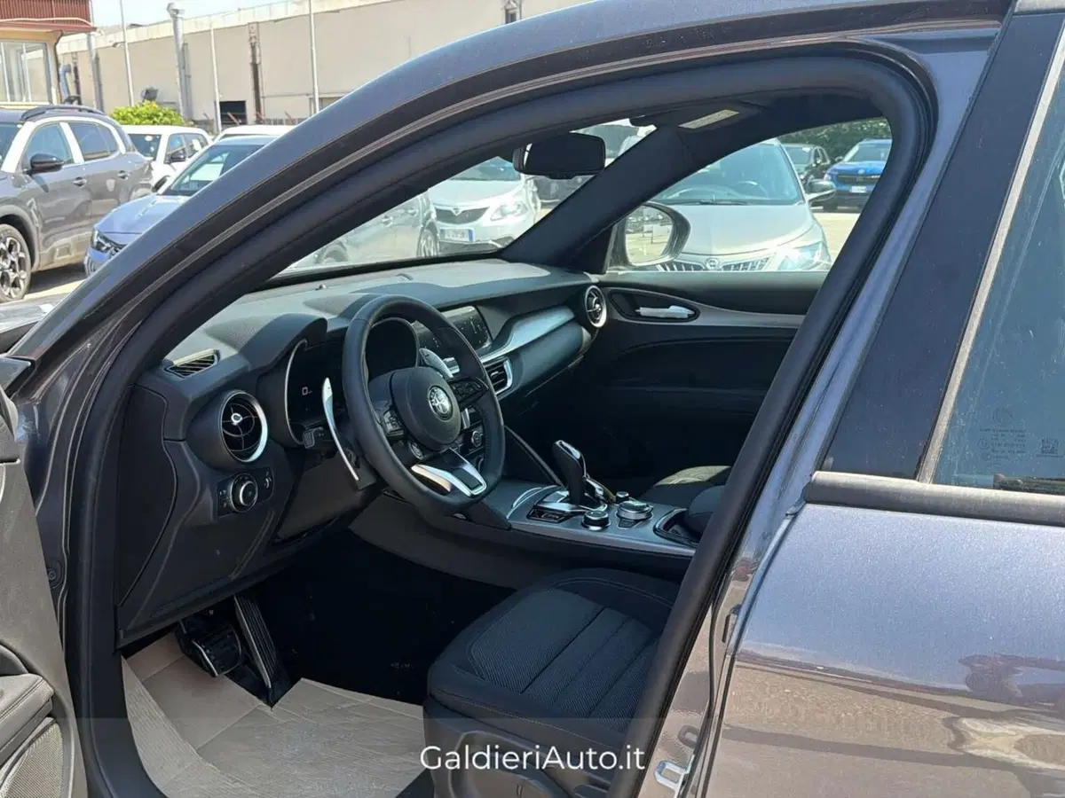 Alfa Romeo Stelvio nuova a Salerno (6)