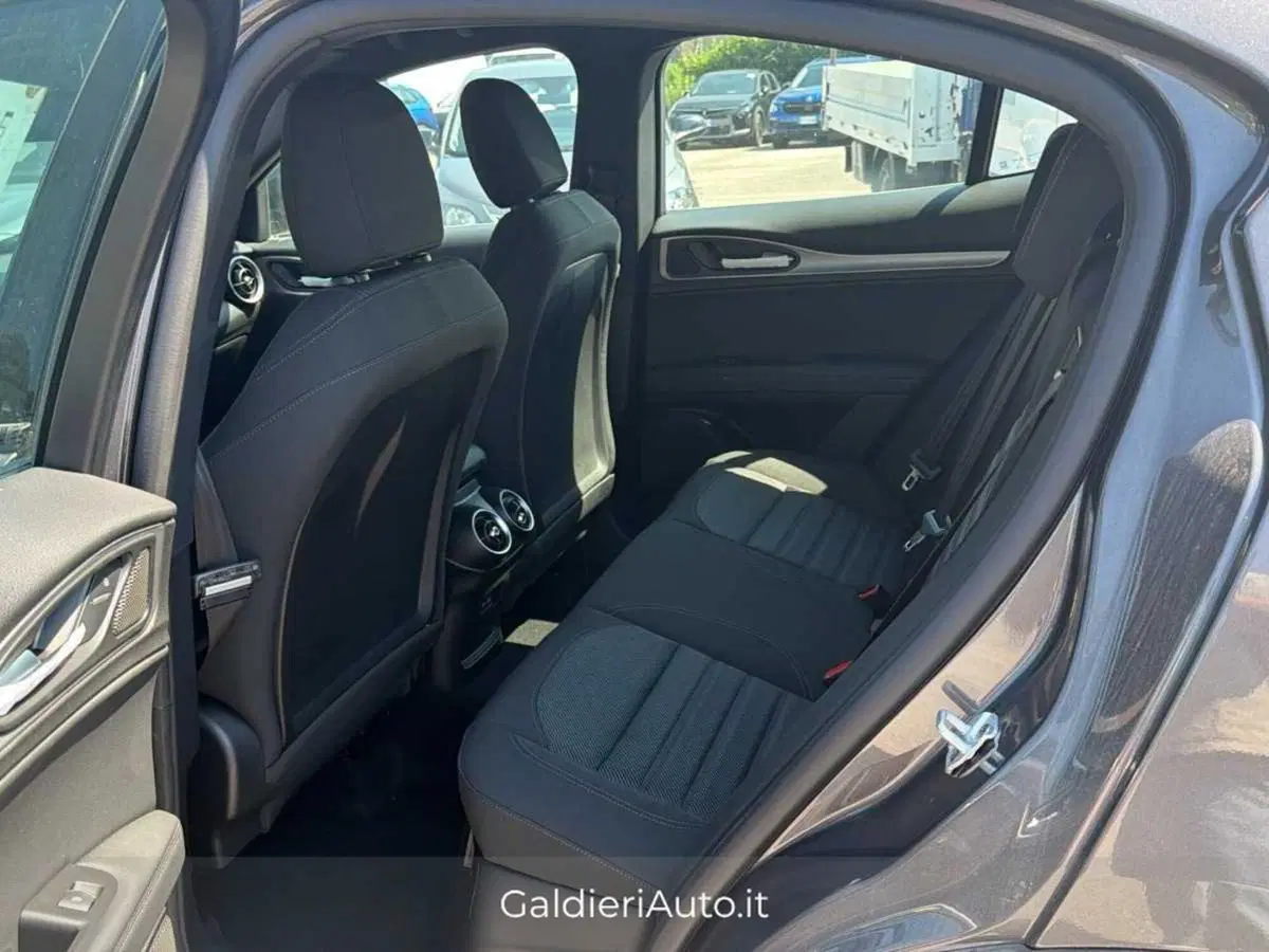 Alfa Romeo Stelvio nuova a Salerno (7)