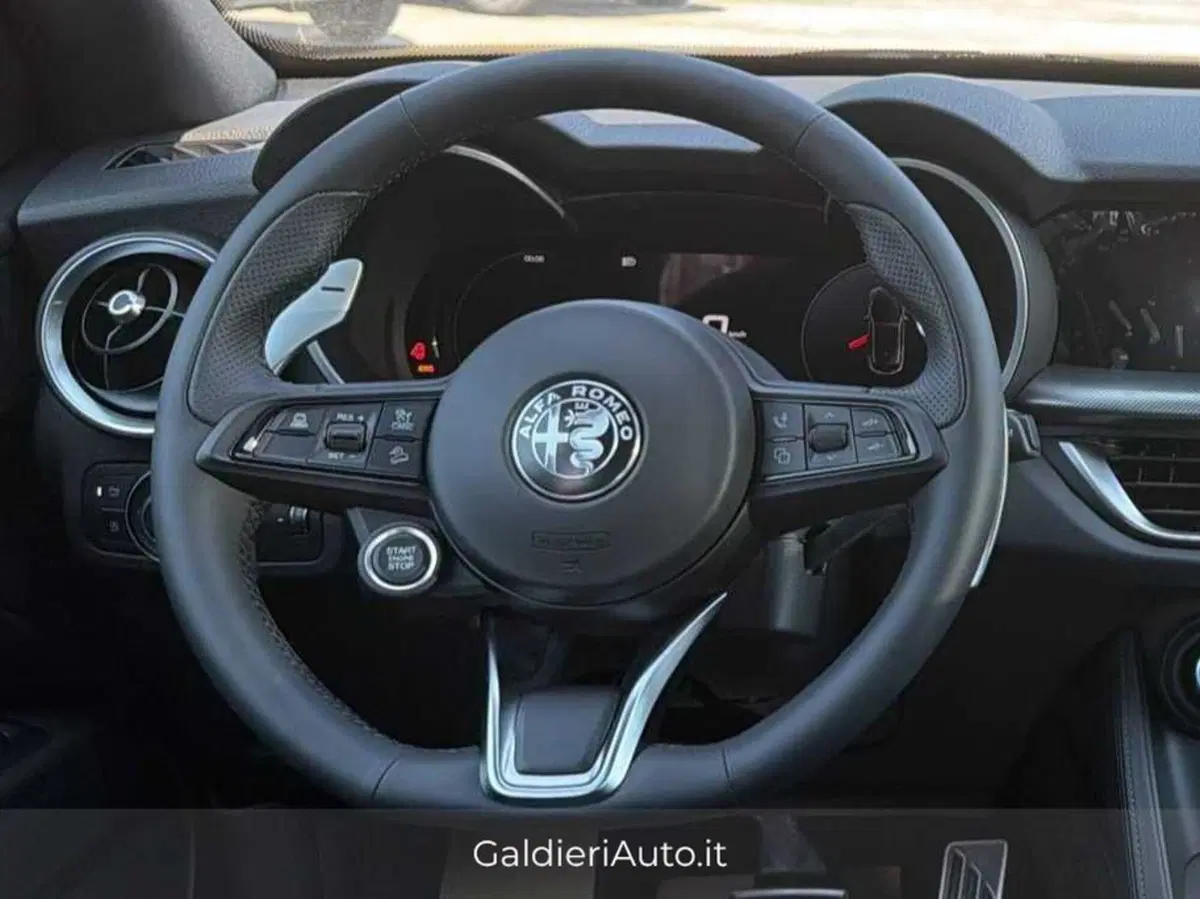 Alfa Romeo Stelvio nuova a Salerno (8)
