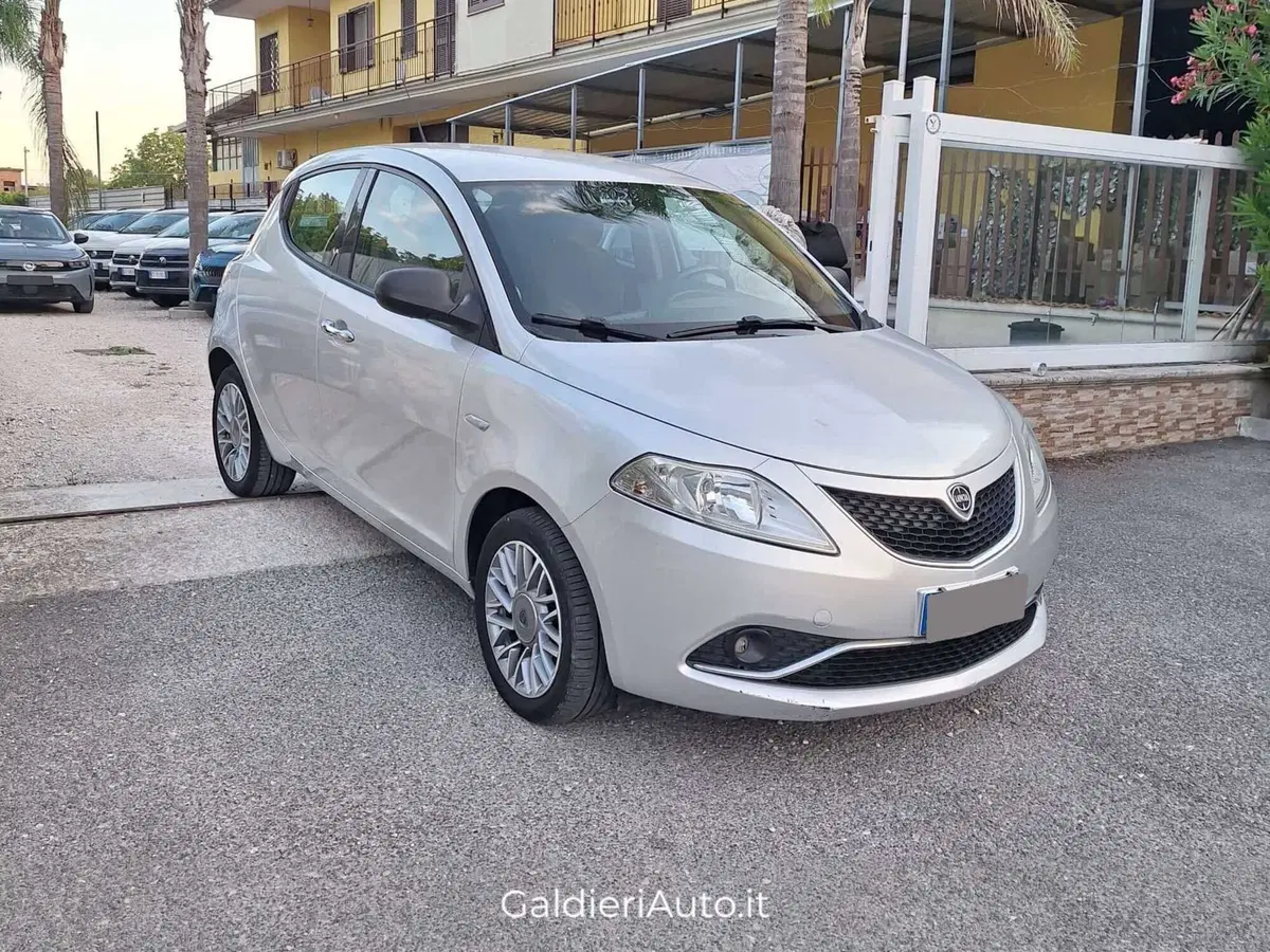 Lancia Ypsilon usata a Salerno (2)